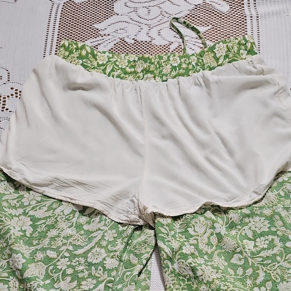 Elegant Floral Wide Leg Pants in Green - Picture 12 of 13